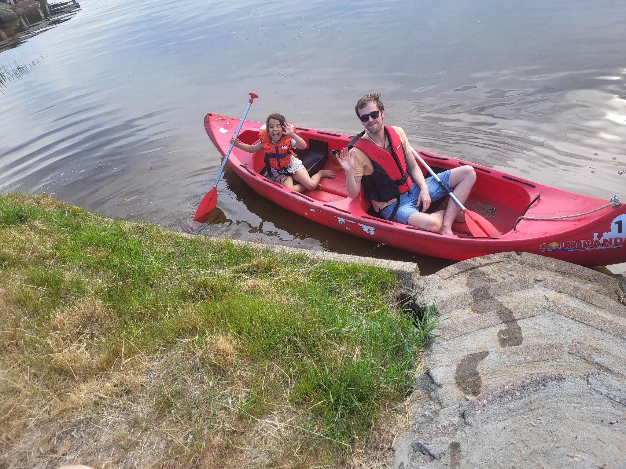 Far og femåring i rød kano på Audna ved Solstrand Camping